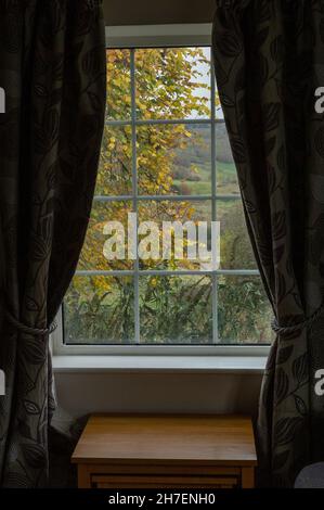 Una vista autunnale fuori da una finestra georgiana nello Yorkshire, Inghilterra. Foto Stock