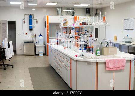 Laboratorio chimico ben attrezzato con vetreria, pipette, matracci e flaconi. Il luogo di lavoro per il lavoro di ricerca. Novembre 2021, Praga, Repubblica Ceca. Foto Stock