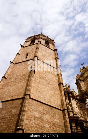 Prospettiva dal suolo della Torre del Micalet o campanile della cattedrale di Valencia, Spaincharset=Unicode Foto Stock