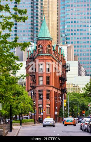 Il Gooderham o Flatiron Building (rosso) nel quartiere Old Toronto. Il luogo famoso è un'attrazione turistica. 22 novembre 2021 Foto Stock