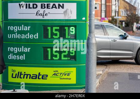 Il prezzo del carburante è caro in un distributore di benzina BP a Southend on Sea, Essex, Regno Unito. I prezzi dei carburanti hanno raggiunto un livello record nel Regno Unito nel novembre 2021 Foto Stock