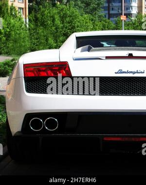 Kiev, Ucraina - 26 maggio 2011: Lamborghini Gallardo LP 560-4 (560hp). Supercar italiana bianca. Auto nuova, auto in vendita, per pubblicità Foto Stock