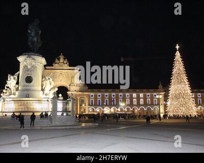 Lisboa, Portogallo. 22 novembre 2021. (INT) albero di Natale in Piazza Comercio a Lisbona. 22 novembre 2021, Lisbona, Portogallo: L'albero di Natale è già illuminato in Piazza Comercio, nel centro di Lisbona, così come le strade e i viali della città, che si prepara per le festività natalizie, lunedì (22) (Credit Image: © Edson De Souza/TheNEWS2 via ZUMA Press Wire) Foto Stock