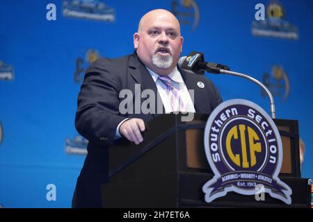 IL commissario della sezione sud CIF Thom Simmons parla alla 45a Conferenza stampa del Campionato CIF-SSootball, lunedì 22 2021 novembre, a Long Foto Stock