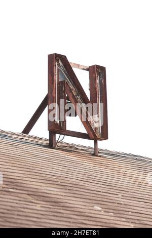 Grande arrugginito segno tetto dilapidato della lettera 'N' Foto Stock