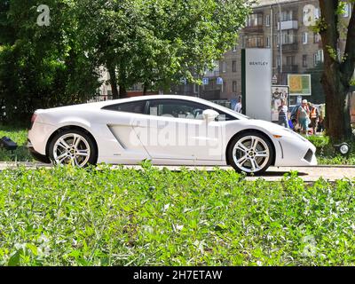 Kiev, Ucraina - 26 maggio 2011: Lamborghini Gallardo LP 560-4 (560hp). Supercar italiana bianca. Auto nuova, auto in vendita, per pubblicità Foto Stock