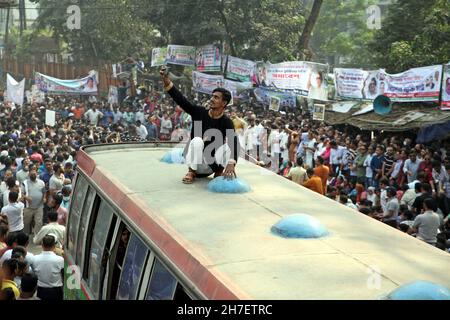 Non esclusiva: I leader e gli attivisti del Partito nazionalista del Bangladesh (BNP), prendono parte ad una manifestazione di fronte alla National Press Cl Foto Stock