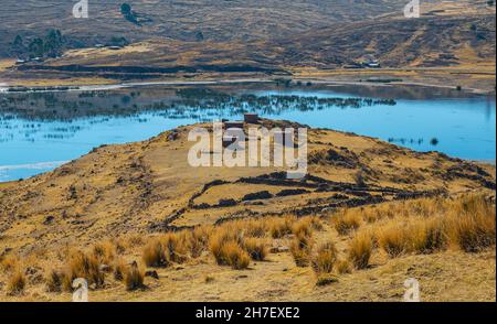 Le tombe inca o chullpas di Sillustani vicino Puno, Perù. Foto Stock