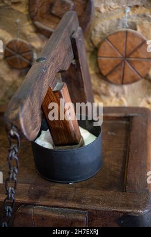 antica macchina manuale per la produzione di burro in legno Foto Stock