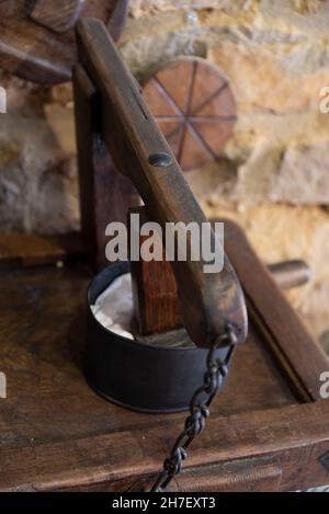 antica macchina manuale per la produzione di burro in legno Foto Stock