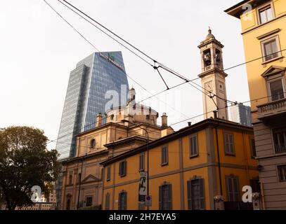 Milano, Italia - Novembre 16: Vista della Chiesa di San Gioachimo e della Torre dei Diamanti sullo sfondo il 16 Novembre 2021 Foto Stock