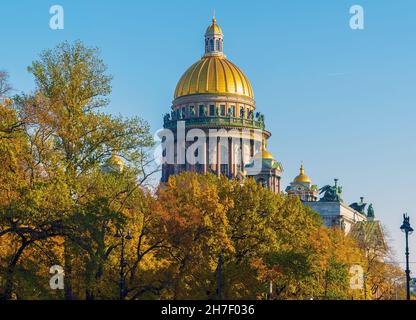 La cupola della Cattedrale di Sant'Isacco in autunno. San Pietroburgo. Russia. Foto Stock