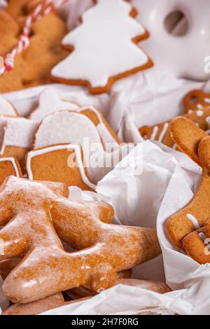 Vista del regalo di natale scompattato con caramelle all'interno della confezione di carta bianca, primo piano con focus selettivo Foto Stock