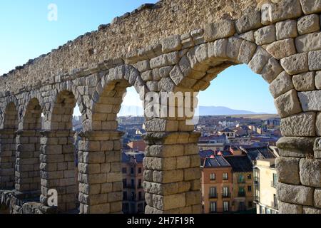 Vista di Segovia dall'acquedotto romano. Sito patrimonio dell'umanità dell'UNESCO Foto Stock