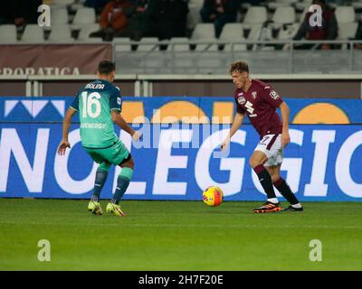 Torino, Italia. 22 novembre 2021. Mergim Vojvoda (Torino FC) durante la Serie Italiana Una partita di calcio tra Torino FC e Udinese Calcio allo Stadio Grande Torino, Torino, Italia credito: Agenzia fotografica indipendente/Alamy Live News Foto Stock
