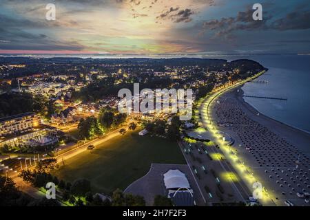 Bella vista aerea di Travemunde di notte Foto Stock