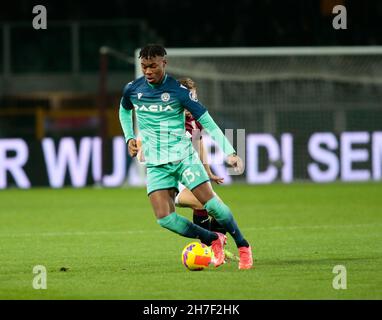 Torino, Italia. 22 novembre 2021. Destino Udogie di Udinese Calcio durante la Serie Italiana Una partita di calcio tra Torino FC e Udinese Calcio allo Stadio Grande Torino, Torino, Italia credito: Independent Photo Agency/Alamy Live News Foto Stock