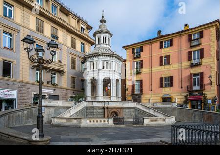 Famosa fontana costruita nel 1879 sulla sorgente Termale chiamata la Bollente nel centro storico di Acqui Terme, Piemonte, Italia Foto Stock