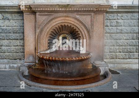 Famosa fontana costruita nel 1879 sulla sorgente Termale chiamata la Bollente nel centro storico di Acqui Terme, Piemonte, Italia Foto Stock