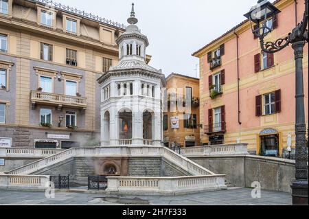 Famosa fontana costruita nel 1879 sulla sorgente Termale chiamata la Bollente nel centro storico di Acqui Terme, Piemonte, Italia Foto Stock