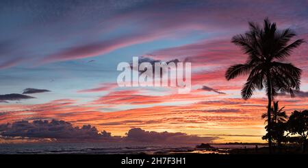 Un tramonto ardente sull'Oceano Pacifico, come visto dalla Old Kona Airport state Recreation Area, North Kona, Hawaii Island (The Big Island), Hawaii, USA Foto Stock
