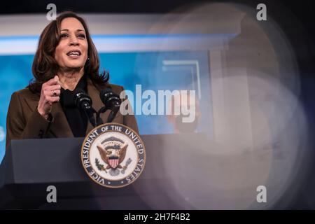 Washington, DC. 22 novembre 2021. Il Vice Presidente Kamala Harris ha commentato l'equità COVID nell'Auditorium del South Court presso l'Eisenhower Office Building accanto alla Casa Bianca il 22 novembre 2021 a Washington, DC. Credit: Oliver Contreras/Pool via CNP/dpa/Alamy Live News Foto Stock