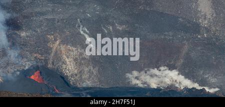 La fusione di lava calda da una bocca all'interno di un cono di spruzzi alimenta un lago di lava in crescita in una fossa all'interno del cratere Halemaumau, Vulcano Kilauea, Hawaii, USA Foto Stock