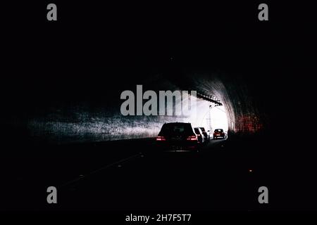 Strada nel tunnel con auto durante il giorno Foto Stock