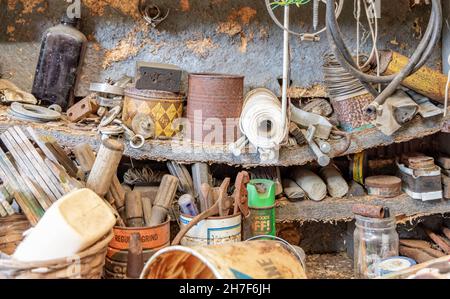 immagine dettagliata di una collezione di vecchi attrezzi e spazzatura in un'officina Foto Stock