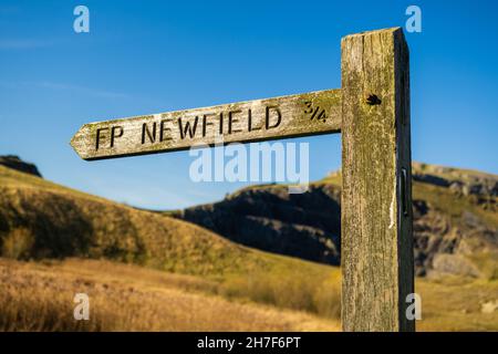 22.11.21 Helwith Bridge, Craven, North Yorkshire, Regno Unito. Cartello per il sentiero di Newfield vicino a Helwith Bridge Foto Stock