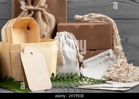 Varie confezioni eco-compatibili realizzate con materiali naturali riciclabili. Protezione ambientale e riduzione dei rifiuti Foto Stock