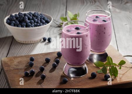 Frullato di yogurt ai mirtilli fatto in casa. Agitare le proteine con le bacche. Foto Stock