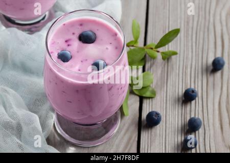 Frullato di yogurt ai mirtilli fatto in casa. Agitare le proteine con le bacche. Foto Stock