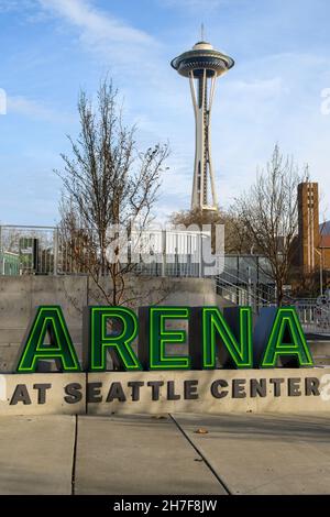 Seattle - 21 novembre 2021; lo storico Space Needle sorge dietro il cartello per la risviluppata Climate Pendge Arena al Seattle Center Foto Stock