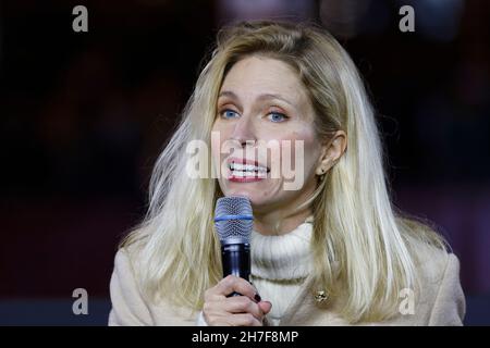 Parigi, Francia. 21 Nov 2021. Il presentatore Dorothée parla durante il lancio delle luci di Natale con il tema: 'La Flamboyance', a Parigi. Foto Stock