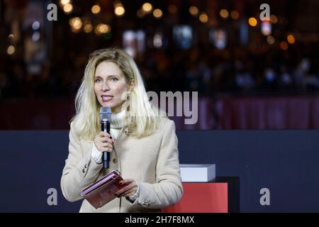 Parigi, Francia. 21 Nov 2021. Il presentatore Dorothée parla durante il lancio delle luci di Natale con il tema: 'La Flamboyance', a Parigi. Foto Stock