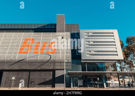 Adelaide, Australia - 4 Aprile 2021: La Stazione Centrale degli autobus di Adelaide è vista da Franklin Street in città la domenica sera Foto Stock