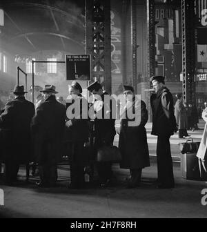 I passeggeri che si allineano per le prenotazioni dei treni nel Concourse, Union Station, Chicago, Illinois, USA, Jack Delano, U.S. Farm Security Administration, U.S. Office of War Information Photograph Collection, gennaio 1943 Foto Stock