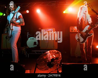 La rock band americana The Eagles of Death Metal UK NOV 22:Tour, BRIGHTON (Eagles of Death Metal sono una rock band americana fondata da Jesse Hughes e Josh Homme nel deserto) esegue un concerto musicale nel nuovo Chalk venue di Brighton. Il primo spettacolo della EoDM (Eagles of Death Metal band) ha ritardato il tour del Regno Unito. EODM ha suonato in un ambiente ricco di giochi con Jennie Vee che suonava un Fender Bass, Jesse Hughes su una chitarra Gibson e Fender e il chitarrista di Lead su Fender Strat, American Metal Band Eagles of Death Metal che suonava la loro ultima uscita. Foto Stock