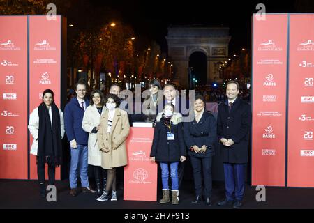 Parigi, Francia. 21 Nov 2021. La cantante Clara Luciani inaugura le luci di Natale sul viale Champs-Elysees il 21 novembre 2021 a Parigi, Francia. Foto Stock