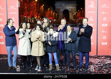 Parigi, Francia. 21 Nov 2021. La cantante Clara Luciani inaugura le luci di Natale sul viale Champs-Elysees il 21 novembre 2021 a Parigi, Francia. Foto Stock