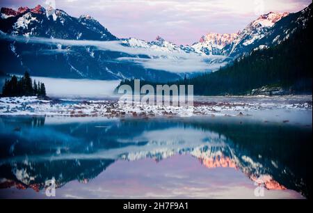 Tramonto colorato a Snoqualmie Pass Keechelus Lake Washington Foto Stock