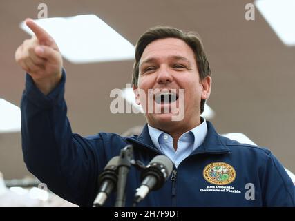 Daytona Beach, Stati Uniti. 22 novembre 2021. Florida Gov. Ron DeSantis parla a una conferenza stampa presso il centro viaggi di Buc-ee, dove ha annunciato la sua proposta di oltre 1 miliardo di dollari in sgravi fiscali per i Floridiani in risposta all'aumento dei prezzi del gas causato dall'inflazione. DeSantis propone alla legislatura della Florida una vacanza di cinque mesi di tassa di gas. Credit: SOPA Images Limited/Alamy Live News Foto Stock