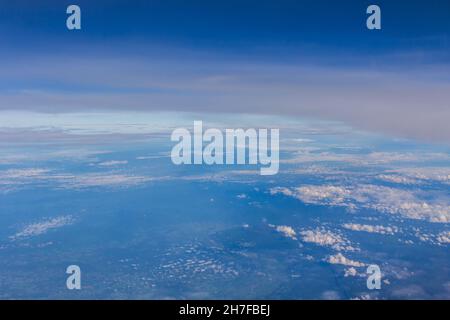 Le nuvole nel cielo blu sparano da Airplane Foto Stock