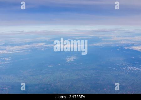 Le nuvole nel cielo blu sparano da Airplane Foto Stock