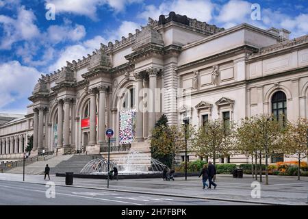 New York City, USA - 17 novembre 2021: L'architettura classica della facciata della Quinta strada del Metropolitan Museum of Art Foto Stock