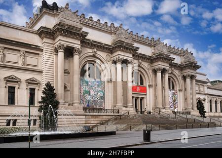 New York City, USA - 17 novembre 2021: L'architettura classica della facciata della Quinta strada del Metropolitan Museum of Art Foto Stock