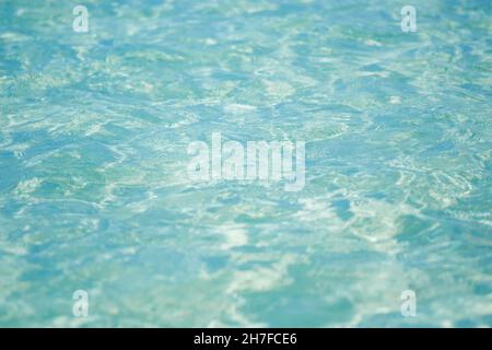 Primo piano dell'acqua blu nel mare o nell'oceano. Vista laterale. Copy space.empty showcase,packaging product Presentation.background for cosmetic products. Foto Stock