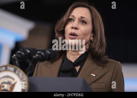 Washington, Stati Uniti. 22 novembre 2021. Il Vice Presidente Kamala Harris ha commentato l'equità COVID nell'Auditorium del South Court presso l'Eisenhower Office Building accanto alla Casa Bianca lunedì 22 novembre 2021 a Washington, DC. Foto di Oliver Contreras/UPI Credit: UPI/Alamy Live News Foto Stock