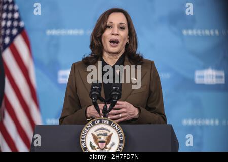 Washington, Stati Uniti. 22 novembre 2021. Il Vice Presidente Kamala Harris ha commentato l'equità COVID nell'Auditorium del South Court presso l'Eisenhower Office Building accanto alla Casa Bianca lunedì 22 novembre 2021 a Washington, DC. Foto di Oliver Contreras/UPI Credit: UPI/Alamy Live News Foto Stock